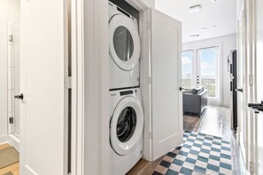 Interior - Cozy Downtown Suite | Rooftop Lounge, Pool & Gym (Houston)