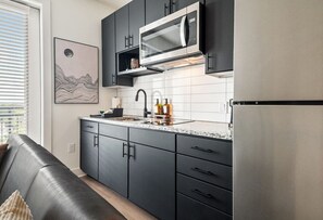 ثلاجة، ميكروويف، موقد طهي مسطح، ماكينة لصنع القهوة/الشاي