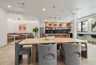 Stylish New Studio DT | Pool, Gym & Rooftop Lounge