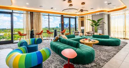 Stylish New Suite DT | Pool, Gym & Rooftop Lounge