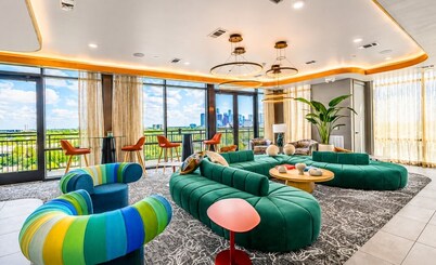 Stylish New Suite DT | Pool, Gym & Rooftop Lounge