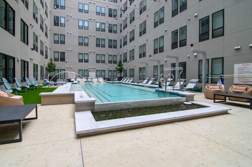 Stylish New Studio DT | Pool, Gym & Rooftop Lounge