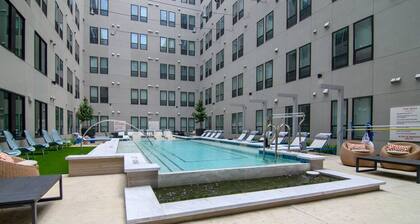 Stylish New Studio DT | Pool, Gym & Rooftop Lounge