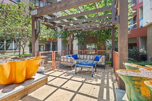 Sunlit Suite w/ Resort Pool & Gym by Midtown Blvd