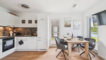 Kühlschrank, Mikrowelle, Herdplatte, Geschirrspüler