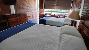 Habitación estándar, no fumadores | Caja fuerte y espacio para trabajar con un portátil