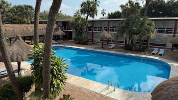 Una piscina al aire libre, camas de piscina gratis