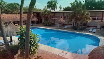 Una piscina al aire libre, camas de piscina gratis