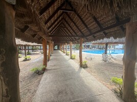 室外游泳池，08:00 至 21:00 开放，免费小屋，日光浴躺椅