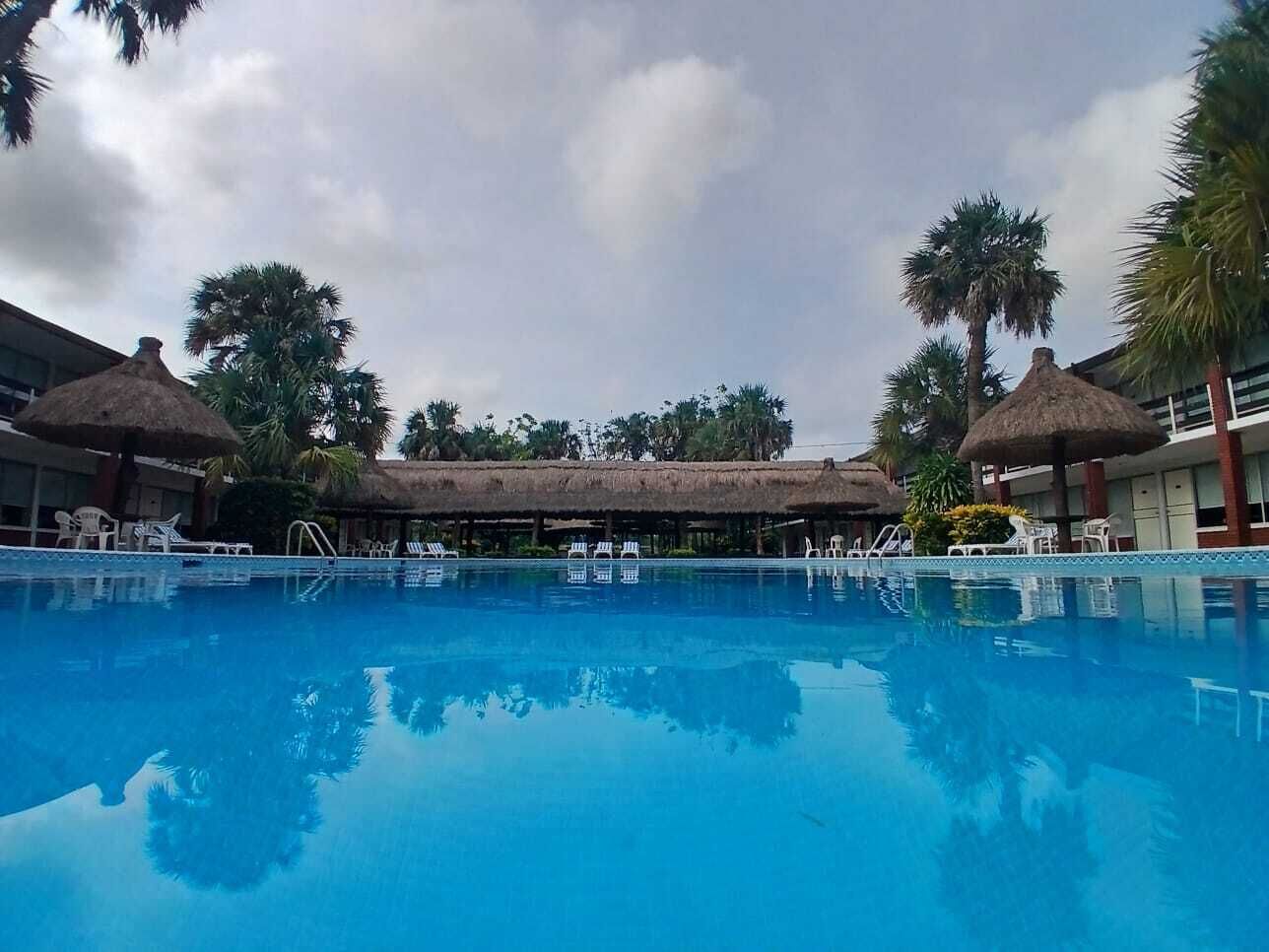 Una piscina al aire libre, cabañas de piscina gratuitas, tumbonas