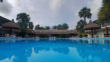 Una piscina al aire libre, camas de piscina gratis