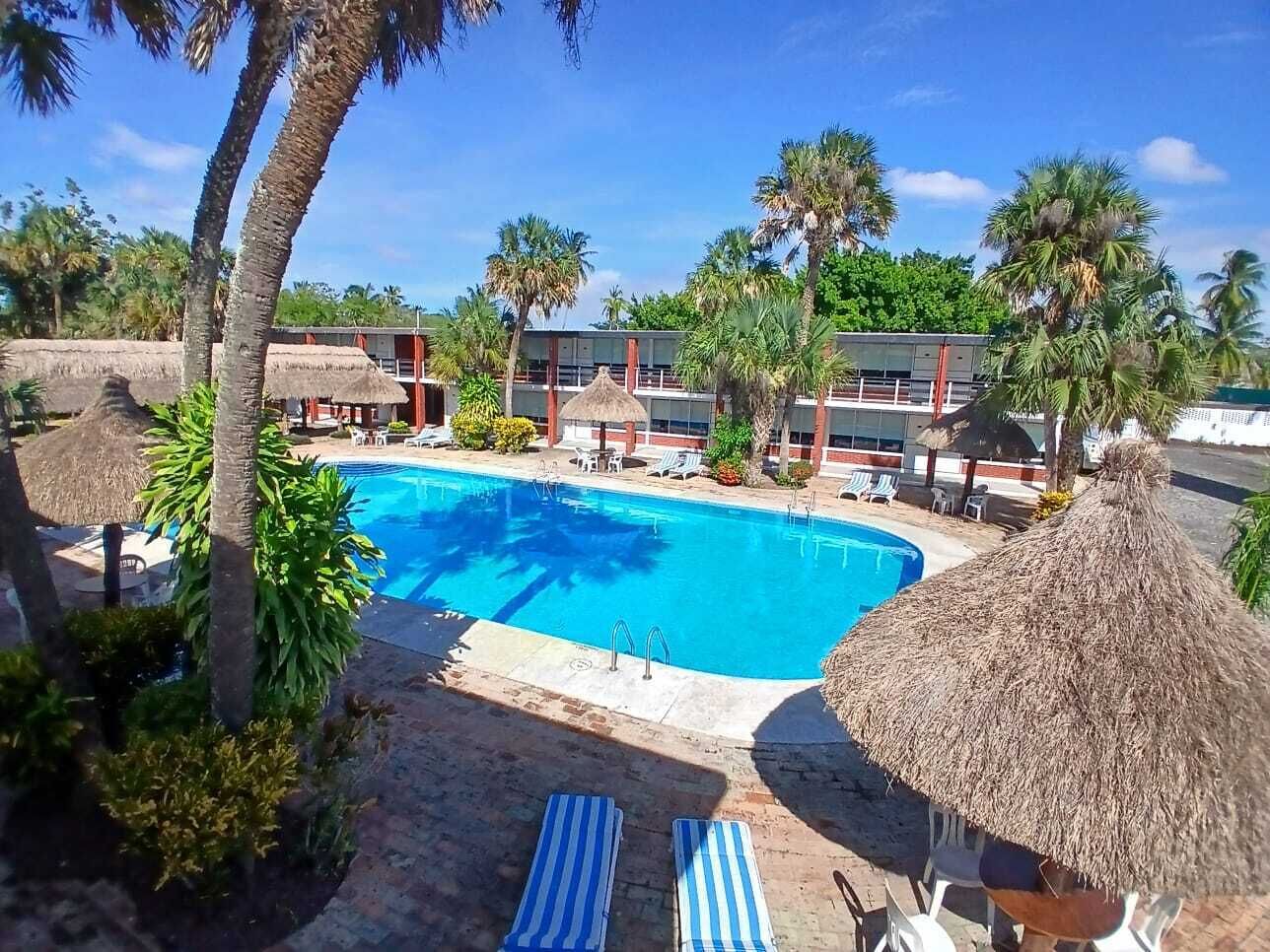 Una piscina al aire libre, cabañas de piscina gratuitas, tumbonas