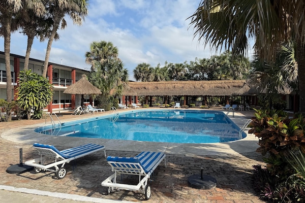 Ulkouima-allas avoinna 8.00–21.00, ilmaisia cabañoita, aurinkotuoleja