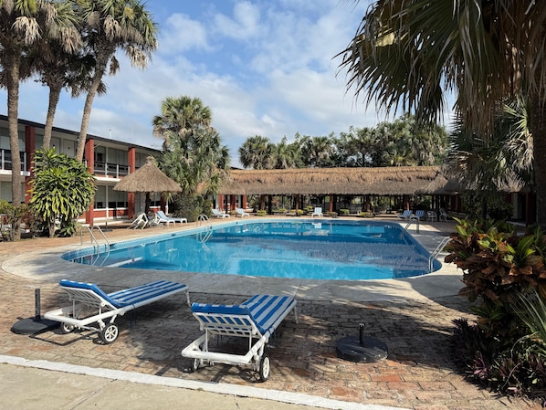 Piscina externa, funciona das 8h às 21h, barracas de cortesia