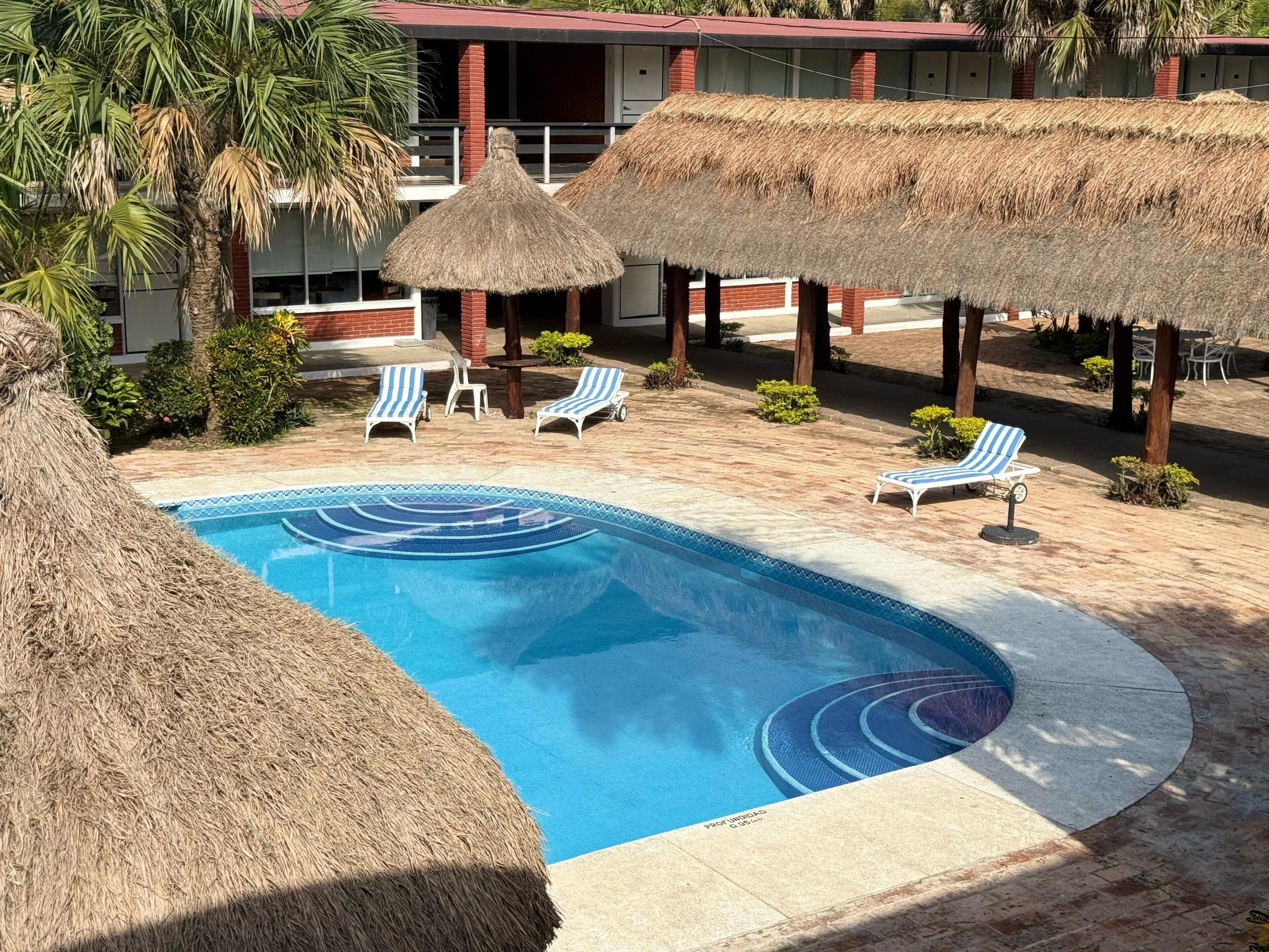 Piscine extérieure, cabanons gratuits, chaises longues