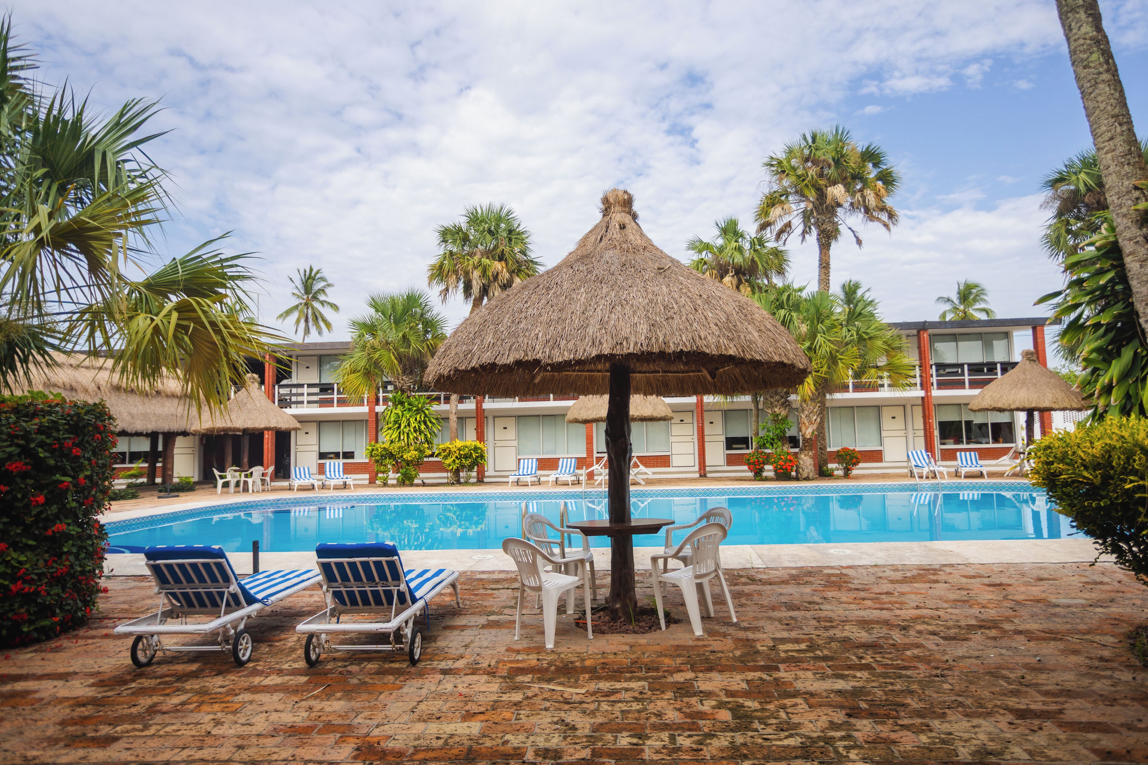Habitación estándar, no fumadores | Piscina | Una piscina al aire libre, cabañas de piscina gratuitas, tumbonas