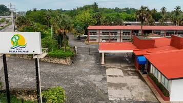 Vista frontal de la propiedad