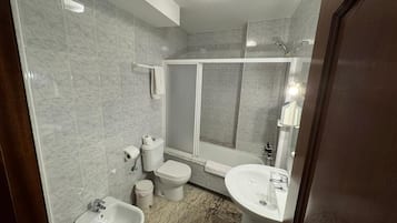 Basic Twin Room | Bathroom