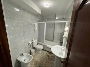 Basic Twin Room | Bathroom