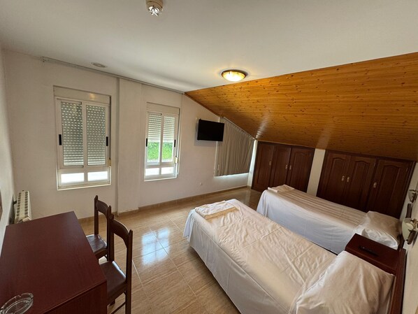 Basic Twin Room | Free WiFi