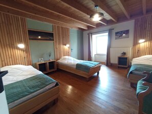 2 bedrooms, iron/ironing board, travel cot, free WiFi