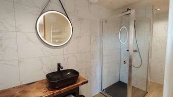 Een douche, een haardroger, handdoeken