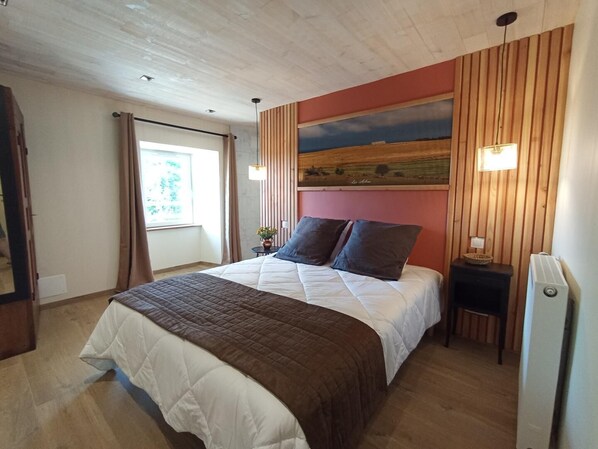 2 bedrooms, iron/ironing board, travel crib, free WiFi