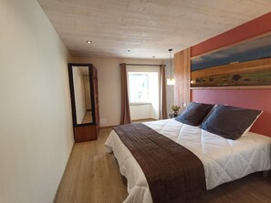 2 bedrooms, iron/ironing board, travel crib, free WiFi