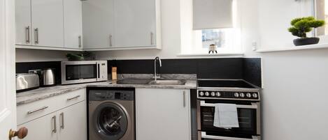 House, 2 Bedrooms | Private kitchen