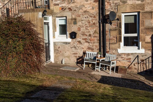 T&J House In Eyemouth: Cozy Coastal Retreat