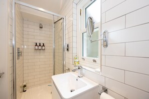 House, 3 Bedrooms | Bathroom