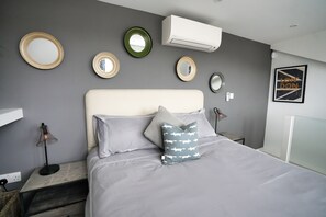 House, 1 Bedroom - Historic Tring 2 Story Flat On High Street (Tring)