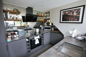 House, 1 Bedroom | Private kitchen