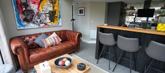 Historic Tring 2 Story Flat On High Street