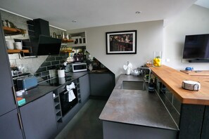 House, 1 Bedroom | Private kitchen