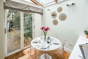 Apartment, 2 Bedrooms | Dining room - Beautiful 2-Bed Notting Hill Apt With Garden (London)
