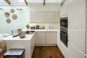 Apartment, 2 Bedrooms | Private kitchen - Beautiful 2-Bed Notting Hill Apt With Garden (London)