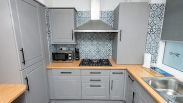 House, 3 Bedrooms | Private kitchen