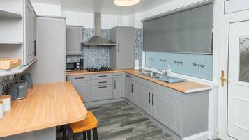 House, 3 Bedrooms | Private kitchen