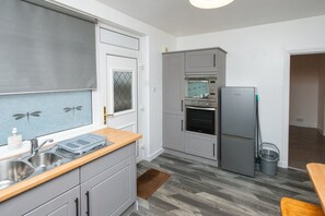 House, 3 Bedrooms | Private kitchen