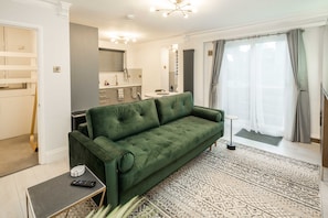 House, 1 Bedroom | Living room - Spacious 1Br Flat In Wanstead: Garden & Comfort (London)