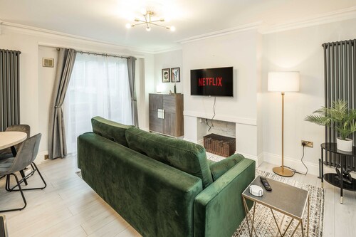 Spacious 1Br Flat In Wanstead: Garden & Comfort