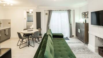 House, 1 Bedroom | Dining room