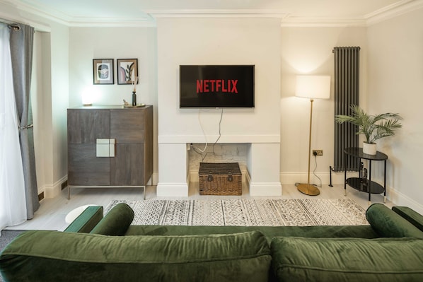 House, 1 Bedroom | Living room - Spacious 1Br Flat In Wanstead: Garden & Comfort (London)