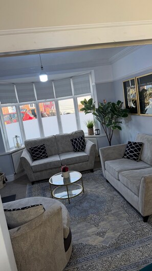 House, 4 Bedrooms | Living room - Elegant 4Br Home: Stylish Comfort Retreat (Newcastle-upon-Tyne)