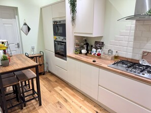 House, 4 Bedrooms | Private kitchen