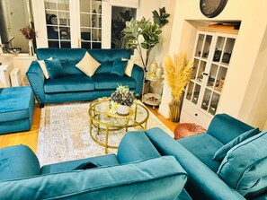 House, 4 Bedrooms | Living room - Elegant 4Br Home: Stylish Comfort Retreat (Newcastle-upon-Tyne)