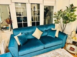 House, 4 Bedrooms | Living room