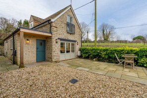 Exterior - Charming Coach House Retreat Near Sherborne Abbey (Sherborne)