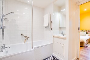 บ้านพัก, 2 ห้องนอน | ห้องน้ำ | ฝักบัวในอ่างอาบน้ำ